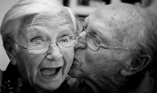 funny-old-couple-kissing-picture